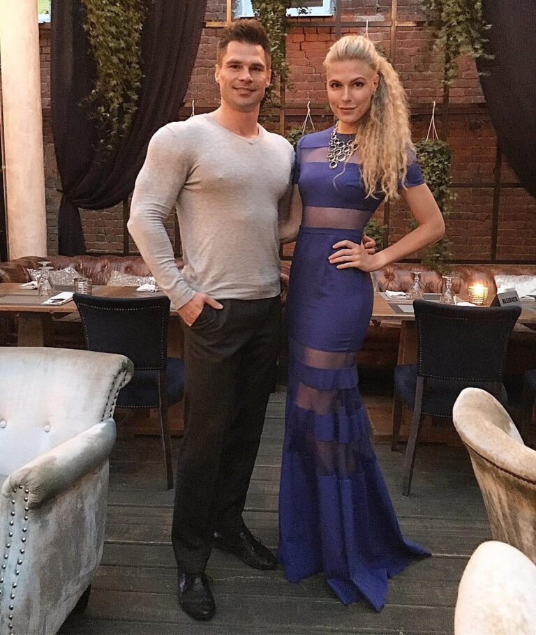 Денис Гусев и его жена в ресторане